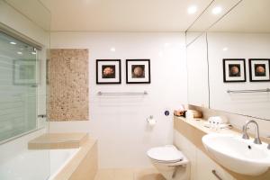 Ένα μπάνιο στο Beachfront escape in Coolangatta +20 φωτογραφίες