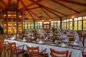 a large dining room with white tables and chairs at Hacienda Santa Cristina in Ovalle