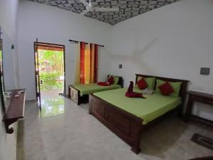 Giường trong phòng chung tại Hotel Tree Garden Wilpaththu Nochchiyagma Anuradhapura