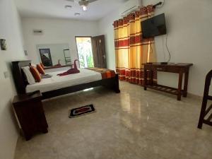 Giường trong phòng chung tại Hotel Tree Garden Wilpaththu Nochchiyagma Anuradhapura