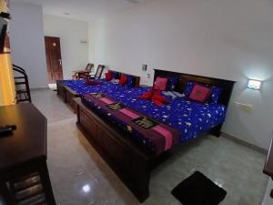 Giường trong phòng chung tại Hotel Tree Garden Wilpaththu Nochchiyagma Anuradhapura