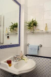 bagno con lavandino e specchio di B&B A Casa di Tiziana - Roma a Roma
