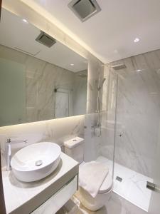 A bathroom at Ironwood Hotel