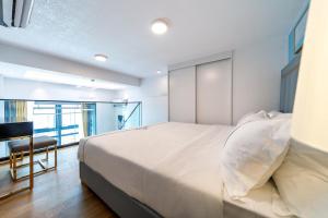 Een bed of bedden in een kamer bij BORUISI Plaza Residence Apartment - Shenzhen Futian Convention & Exhibition Center