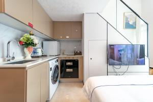 Een keuken of kitchenette bij BORUISI Plaza Residence Apartment - Shenzhen Futian Convention & Exhibition Center