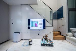 Een TV en/of entertainmentcenter bij BORUISI Plaza Residence Apartment - Shenzhen Futian Convention & Exhibition Center
