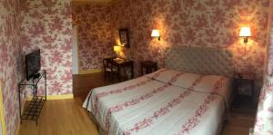 1 dormitorio con 1 cama en una habitación con papel pintado en Château de Sissi en Sassetot-le-Mauconduit