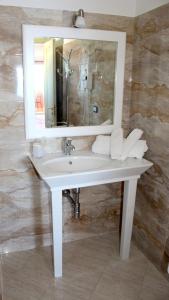 トロペアにあるホテル テラッツォ スル マーレのバスルーム(鏡付き白い洗面台付)