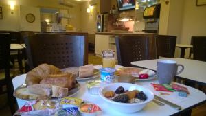 a table with two plates of food on it at Hôtel d'Alsace in Wissembourg