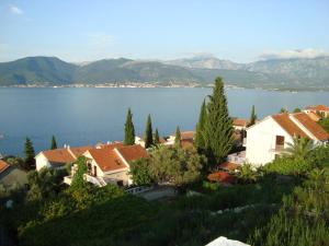 Vista de un río que corre cerca de la casa de vacaciones