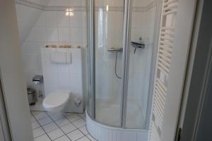 La salle de bains est pourvue d'une douche et de toilettes. dans l'établissement Kastanienhüs Apartment, à Westerland