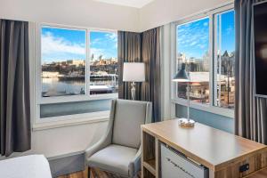 Posezení v ubytování Days Inn by Wyndham Victoria On The Harbour