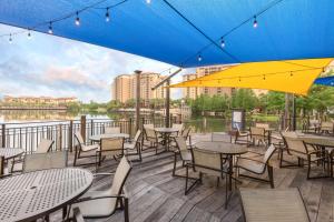 Um restaurante ou outro lugar para comer em Wyndham Grand Orlando Resort Bonnet Creek