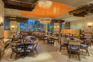 Um restaurante ou outro lugar para comer em Wyndham Grand Orlando Resort Bonnet Creek