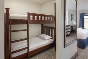Cama ou camas em um quarto em Wyndham Grand Orlando Resort Bonnet Creek