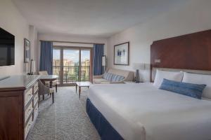 Cama ou camas em um quarto em Wyndham Grand Orlando Resort Bonnet Creek