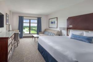 Cama ou camas em um quarto em Wyndham Grand Orlando Resort Bonnet Creek