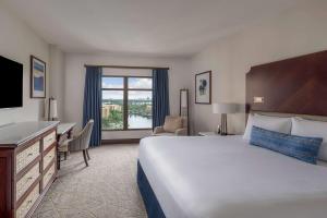 Cama ou camas em um quarto em Wyndham Grand Orlando Resort Bonnet Creek