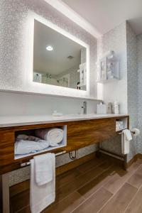 Phòng tắm tại Hampton Inn & Suites By Hilton Louisville East Oxmoor