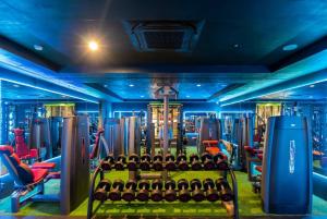 a gym filled with lots of exercise equipment at Drive in Ichinomiya motel in Chosei