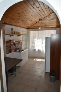 cocina con techo de madera y nevera en Hantam Kunskamer, en Calvinia
