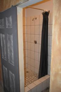 baño con ducha con puerta negra en Hantam Kunskamer, en Calvinia 12 fotos más