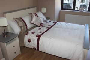 Postel nebo postele na pokoji v ubytování Garden View Self Catering Lough Rynn