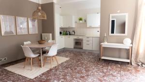 a kitchen with a table and chairs in a room at Casarosa in Porretta Terme