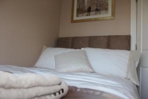 Postel nebo postele na pokoji v ubytování Garden View Self Catering Lough Rynn