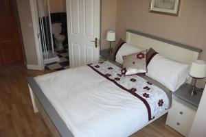 Postel nebo postele na pokoji v ubytování Garden View Self Catering Lough Rynn