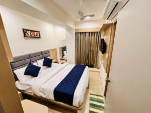 Postel nebo postele na pokoji v ubytování Hotel Royal Square + 32 fotografií