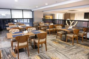 ein Esszimmer mit Tischen und Stühlen in der Unterkunft Anemon Kent Karabük Otel in Karabük