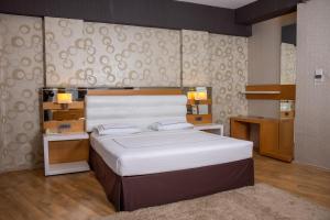 Postel nebo postele na pokoji v ubytování Anemon Grand Adana Otel