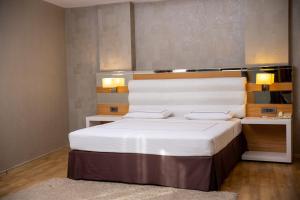 Postel nebo postele na pokoji v ubytování Anemon Grand Adana Otel