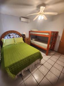 una camera con letto verde e letti a castello di Casa mexicana a San Felipe