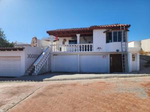 a white house with a gate and a driveway at Casa mexicana in San Felipe