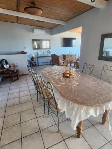 una grande sala da pranzo con tavolo e sedie di Casa mexicana a San Felipe