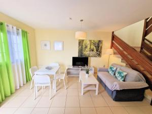 ein Wohnzimmer mit Sofa und Tisch in der Unterkunft La Graciosa Punta Caracol in Caleta de Sebo