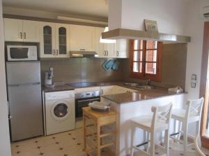 a kitchen with a washer and a dishwasher at Residence Los Jardines in Alcossebre