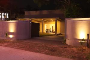 Una casa con luces en el costado por la noche. en AMcroos, en Negombo 4 fotos más