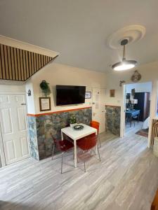 Televiisor ja/või meelelahutuskeskus majutusasutuses "The Nautical" Dog Friendly Seafront Apartment