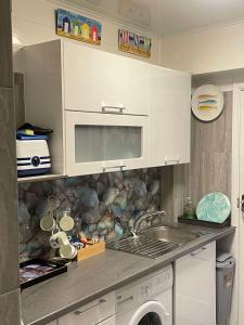 Köök või kööginurk majutusasutuses "The Nautical" Dog Friendly Seafront Apartment +26 fotot