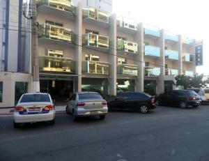 cars parked on the side of the street at Itaparica Praia Hotel in Vila Velha