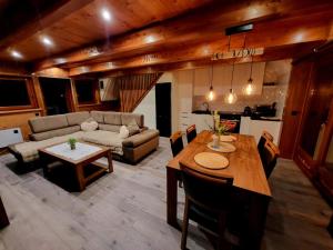 a living room with a table and a couch at Apartamenty Gubalowski Las in Nowe Bystre