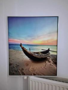 ein Bild eines Bootes am Strand in der Unterkunft Fenia in Nafplio