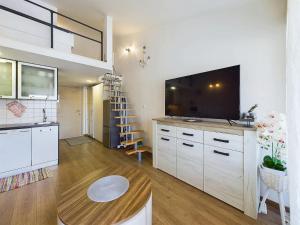 ノヴィ・ヴィノドロスキーにあるStudio Apartman "Primorka"のリビングルーム(薄型テレビ、テーブル付)