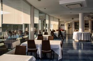 A restaurant or other place to eat at Moresco Park Hotel