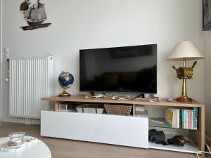 TV a/nebo společenská místnost v ubytování Face à la mer immense