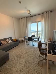 阿布扎比AlHana Bay Retreat- Yas Island的客厅里有一张沙发和一张桌子。