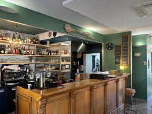 a bar with a wooden counter in a restaurant at Hôtellerie de l'Abbaye Saint Amand in Saint-Amand-de-Coly +39 photos